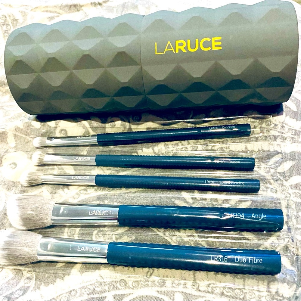 LaRuce 5 piece makeup brush set w protective case